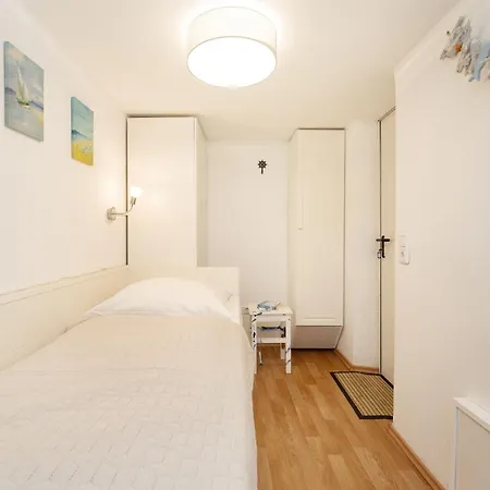 Haeuschen Rita Holiday home Lenste